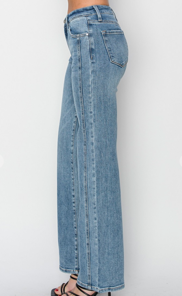 D2643 - Mid Rise Straight Jeans